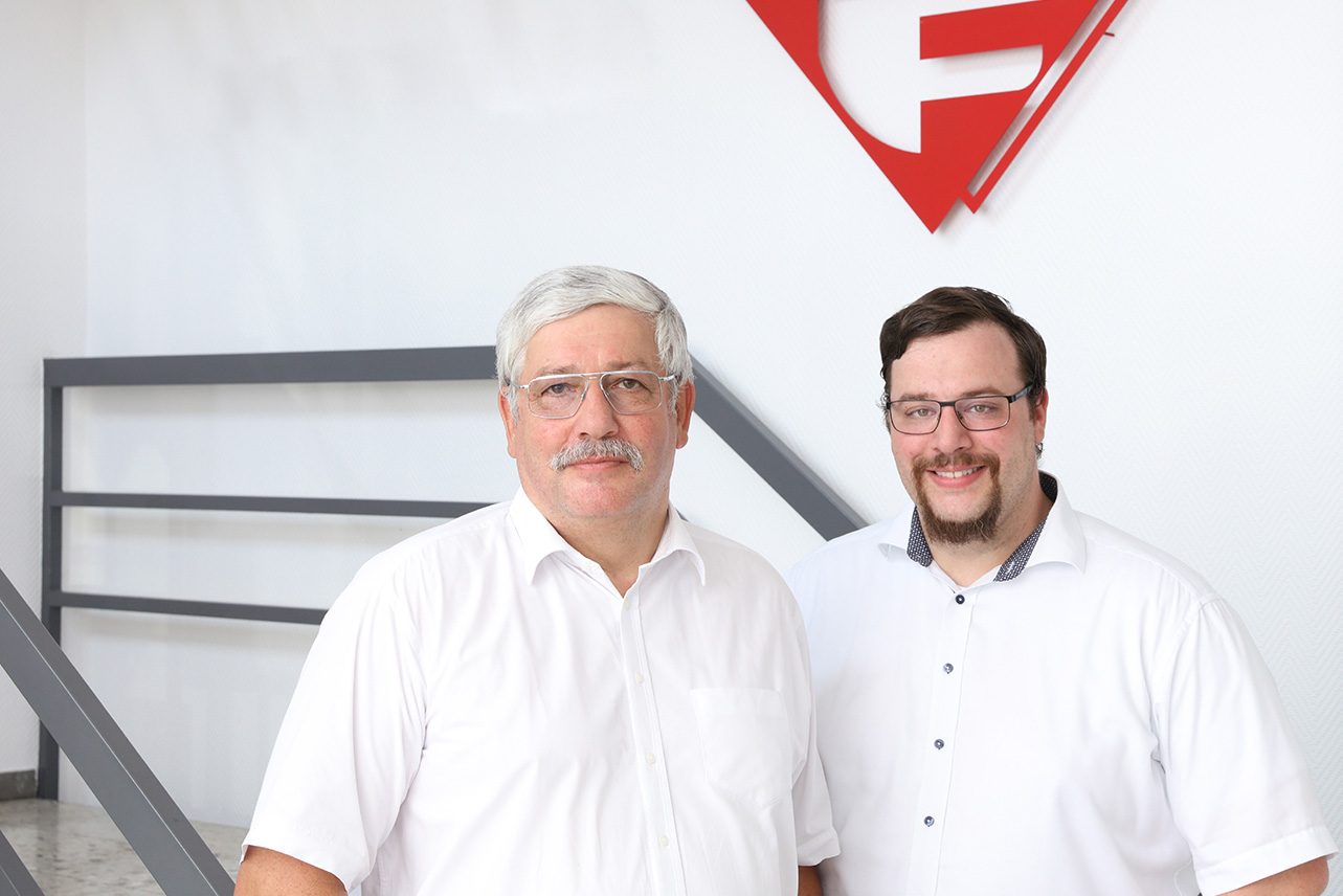 Erfolgreiche Nachfolgeregelung: Joachim Lehmann (l.) und sein Sohn Johannes Lehmann, Geschäftsführer der Frör Kunststofftechnik GmbH, Erlangen.