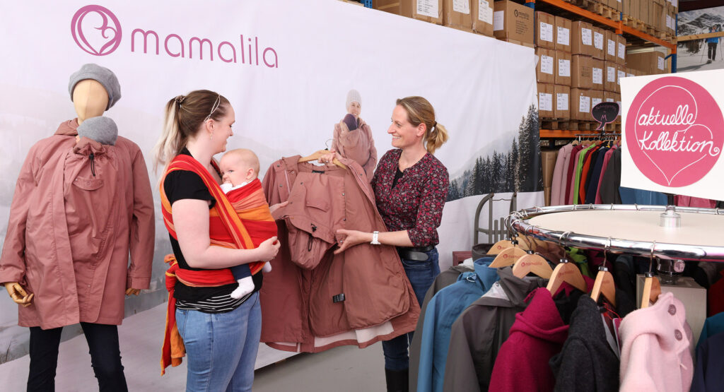 Im Mamalila-Outlet-Store in Altdorf berät Vertriebsmitarbeiterin Yvonne Reimann eine Kundin zu den Tragejacken.