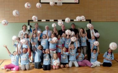 Mit "Fußball trifft Kultur" ganz hoch hinaus: Gruppenbild mit Botschafterin Nia Künzer