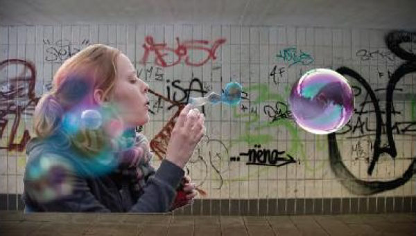 Seifenblasengroß Seifenblasen im Radtunnel