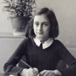 Anne Frank am Schreibtisch. Foto: Anne Frank Haus / Anne Frank Fonds