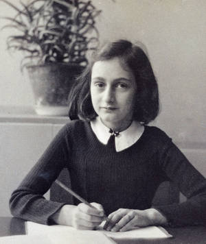 anne frank Anne Frank am Schreibtisch. Foto: Anne Frank Haus / Anne Frank Fonds